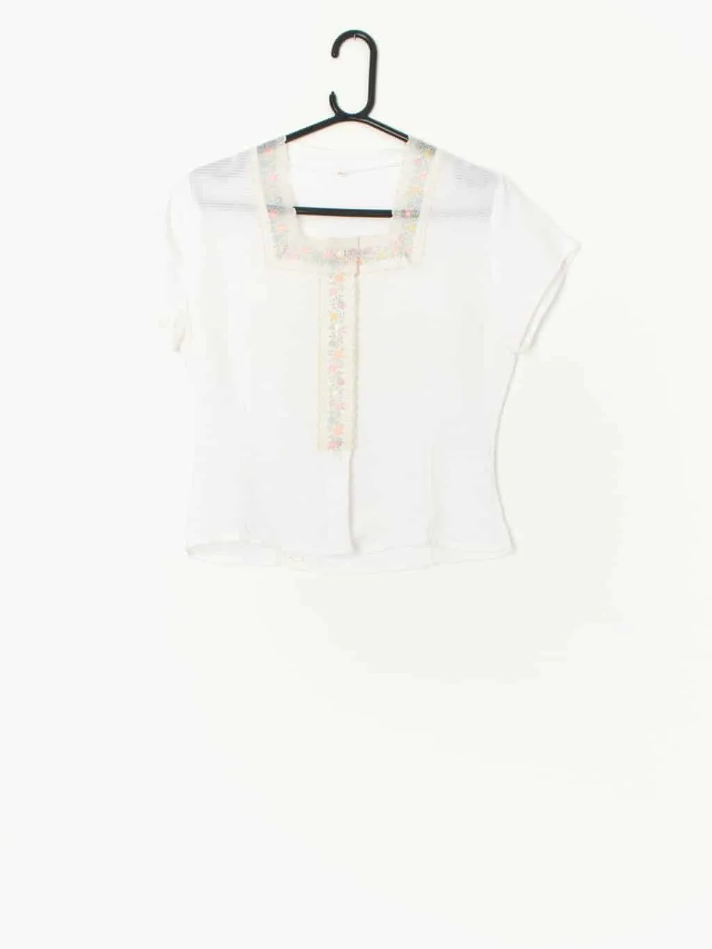 Vintage 50s / 60s blouse, white square lace neckline with floral design – XS / Small