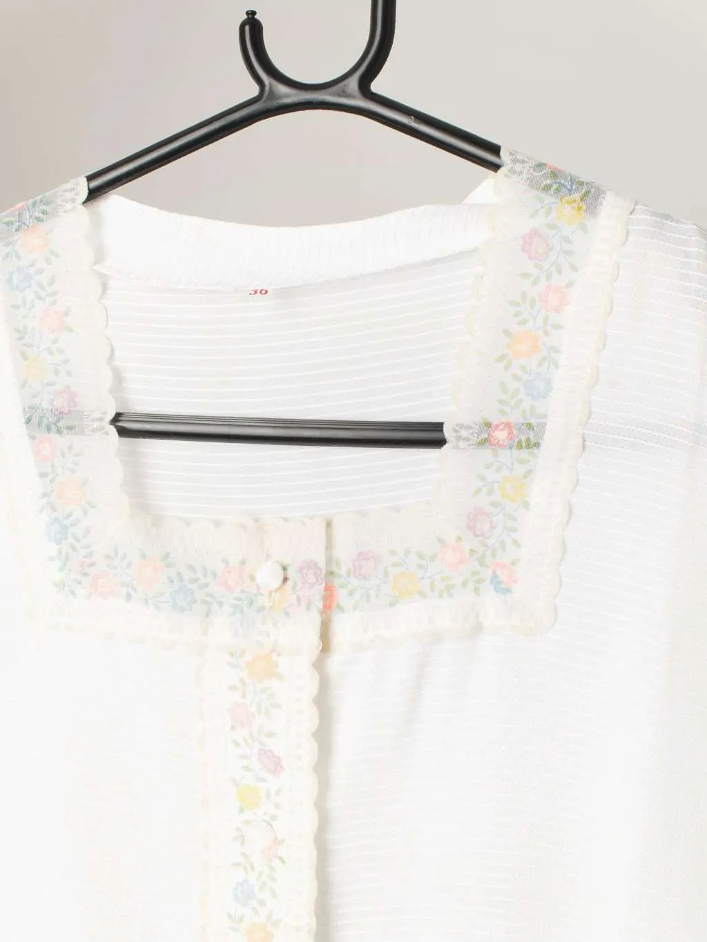 Vintage 50s / 60s blouse, white square lace neckline with floral design – XS / Small