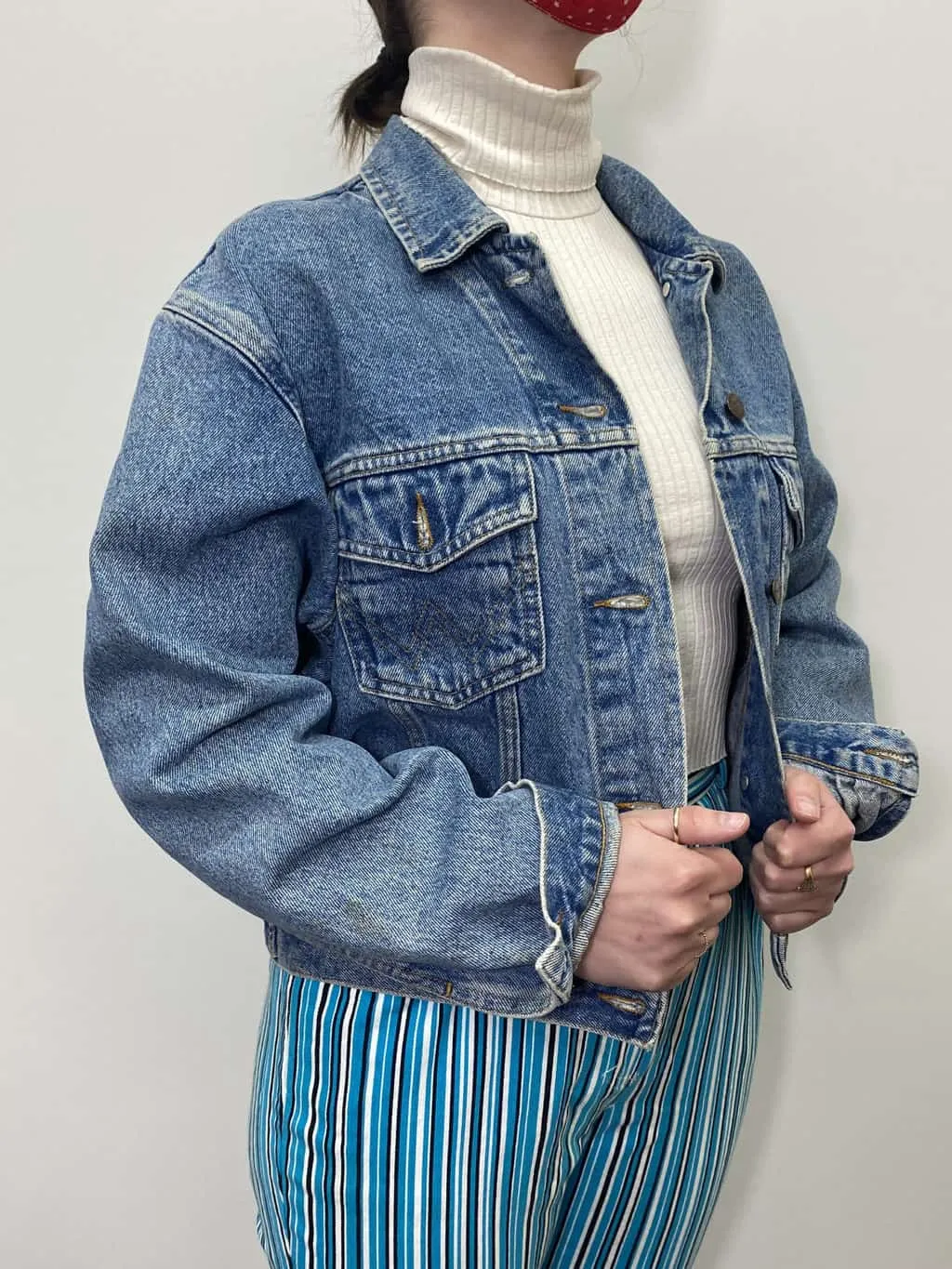 Womens Wrangler vintage denim jacket in stonewash blue with cropped length, circa 1990 / 1980 – Medium