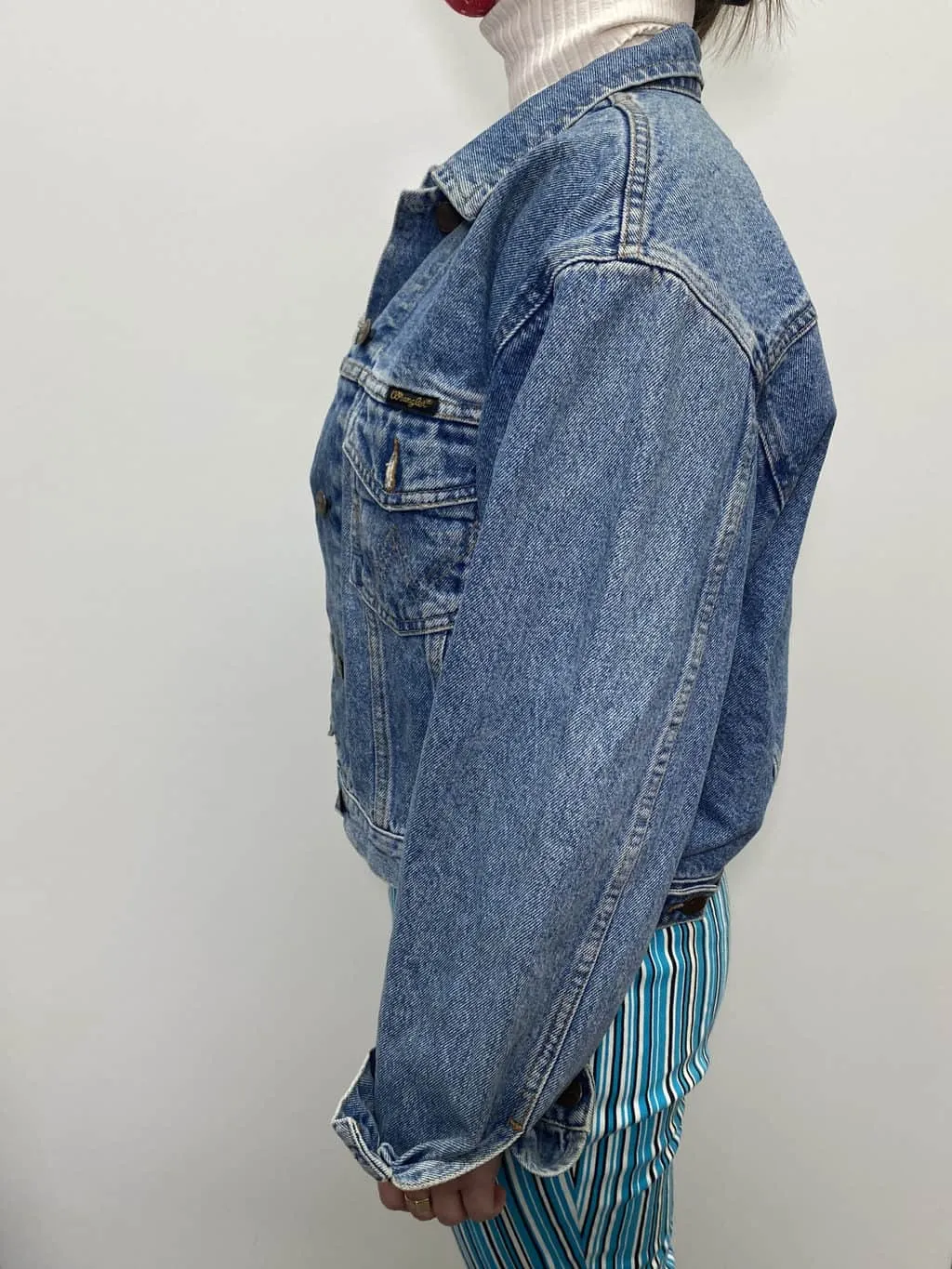 Womens Wrangler vintage denim jacket in stonewash blue with cropped length, circa 1990 / 1980 – Medium