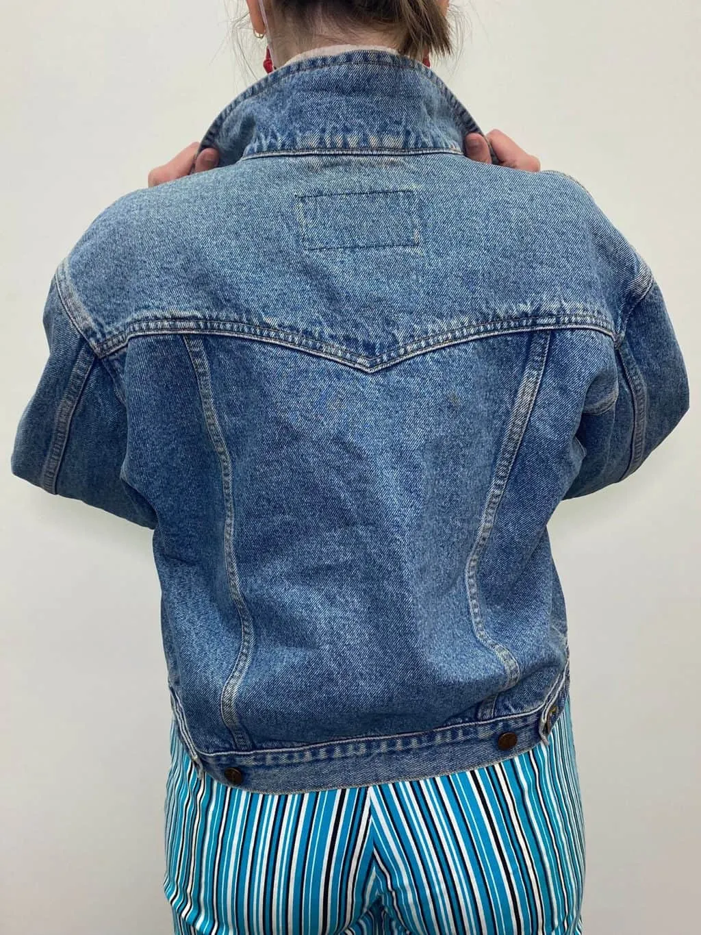 Womens Wrangler vintage denim jacket in stonewash blue with cropped length, circa 1990 / 1980 – Medium